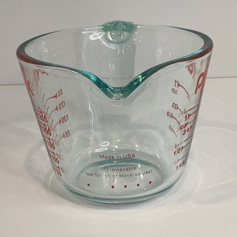 💚 Glass Pyrex Measuring Cup - Picture 4 of 9